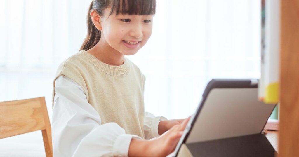 小学生のICT学習とは？家庭で始めるメリット・デメリットと親ができるサポート方法